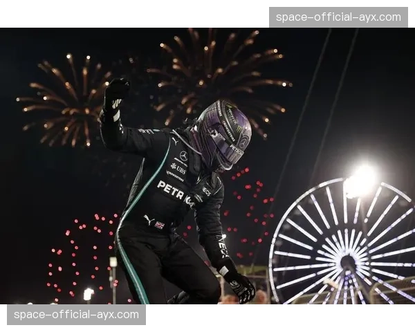 特写：F1车手汉密尔顿在墨尔本赛后，与家乡山火灾区儿童互动